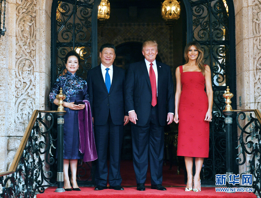 當(dāng)?shù)貢r(shí)間4月6日，國家主席習(xí)近平在美國佛羅里達(dá)州海湖莊園同美國總統(tǒng)特朗普舉行中美元首會(huì)晤。這是習(xí)近平和夫人彭麗媛同特朗普和夫人梅拉尼婭合影留念。新華社記者 饒愛民 攝 