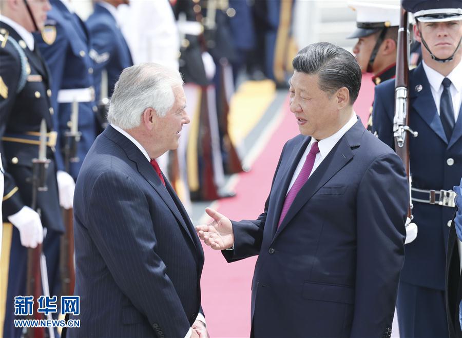 4月6日，國(guó)家主席習(xí)近平乘專機(jī)抵達(dá)美國(guó)佛羅里達(dá)州，將在海湖莊園同美國(guó)總統(tǒng)特朗普舉行中美元首會(huì)晤。習(xí)近平和夫人彭麗媛受到美國(guó)國(guó)務(wù)卿蒂勒森夫婦等熱情迎接。新華社記者 丁林 攝 