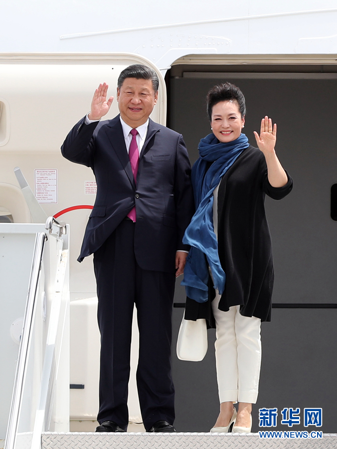 4月6日，國(guó)家主席習(xí)近平乘專機(jī)抵達(dá)美國(guó)佛羅里達(dá)州，將在海湖莊園同美國(guó)總統(tǒng)特朗普舉行中美元首會(huì)晤。這是習(xí)近平和夫人彭麗媛步出機(jī)艙。新華社記者 劉衛(wèi)兵 攝 