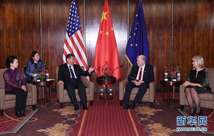 當?shù)貢r間4月7日，國家主席習近平在美國阿拉斯加州安克雷奇會見阿拉斯加州州長沃克。 新華社記者 饒愛民 攝 