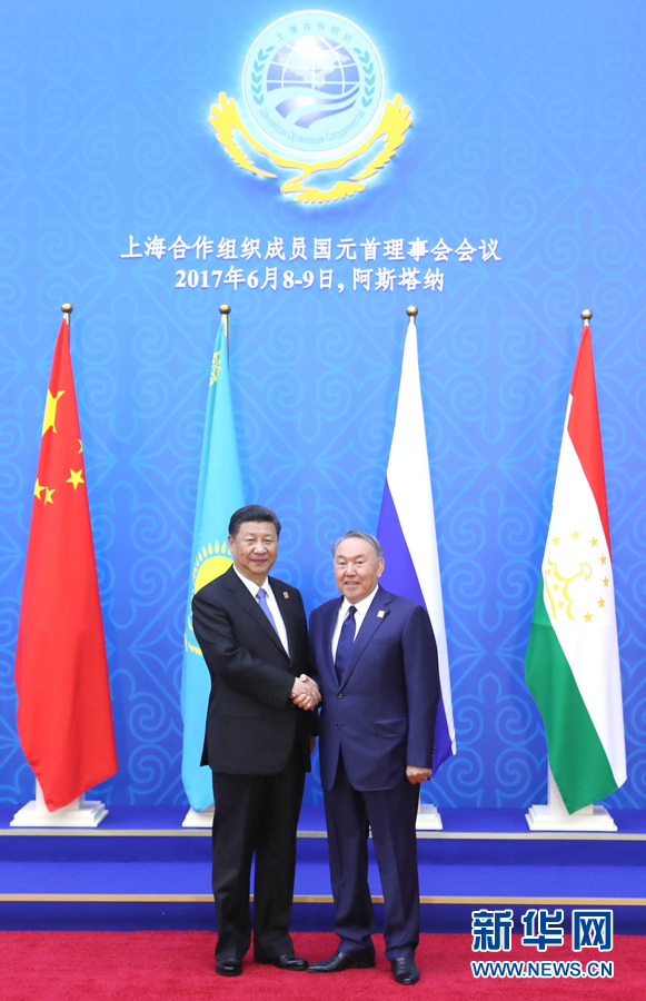 6月9日，國(guó)家主席習(xí)近平在哈薩克斯坦首都阿斯塔納出席上海合作組織成員國(guó)元首理事會(huì)第十七次會(huì)議并發(fā)表重要講話。這是習(xí)近平出席會(huì)議時(shí)，受到哈薩克斯坦總統(tǒng)納扎爾巴耶夫的熱情迎接。新華社記者 馬占成 攝