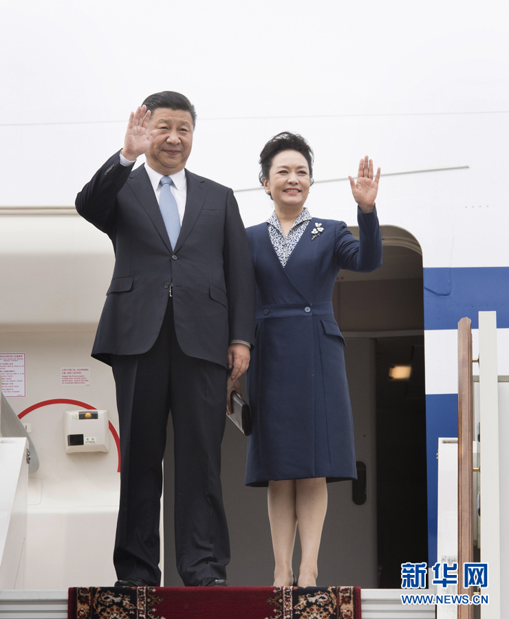 7月3日，國(guó)家主席習(xí)近平乘專機(jī)抵達(dá)莫斯科，開始對(duì)俄羅斯聯(lián)邦進(jìn)行國(guó)事訪問(wèn)。這是習(xí)近平和夫人彭麗媛步出艙門。 新華社記者 李學(xué)仁 攝