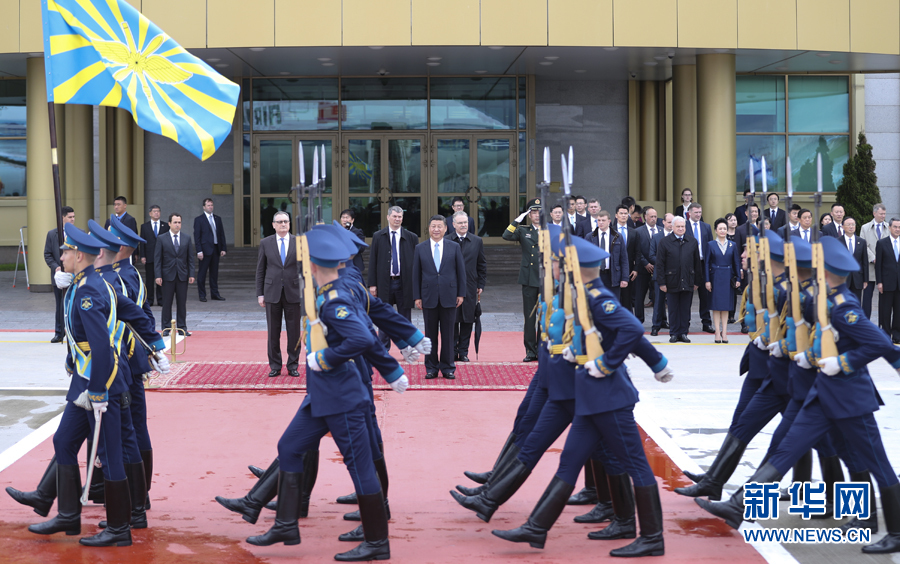 7月3日，國(guó)家主席習(xí)近平乘專機(jī)抵達(dá)莫斯科，開始對(duì)俄羅斯聯(lián)邦進(jìn)行國(guó)事訪問(wèn)。這是習(xí)近平出席機(jī)場(chǎng)歡迎儀式。 新華社記者 謝環(huán)馳 攝