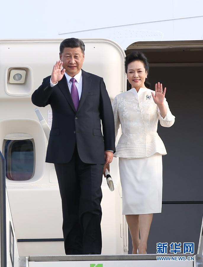 7月4日，國家主席習近平乘專機抵達柏林，開始對德意志聯(lián)邦共和國進行國事訪問。這是習近平和夫人彭麗媛步出艙門。 新華社記者 姚大偉 攝
