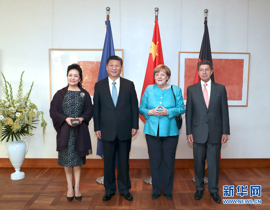 當(dāng)?shù)貢r(shí)間7月4日晚，剛剛抵達(dá)柏林的國家主席習(xí)近平在利伯曼故居同德國總理默克爾舉行會(huì)見。這是習(xí)近平和夫人彭麗媛抵達(dá)位于柏林市中心勃蘭登堡門附近的利伯曼故居時(shí)，受到默克爾和丈夫紹爾熱情迎接。新華社記者 馬占成 攝