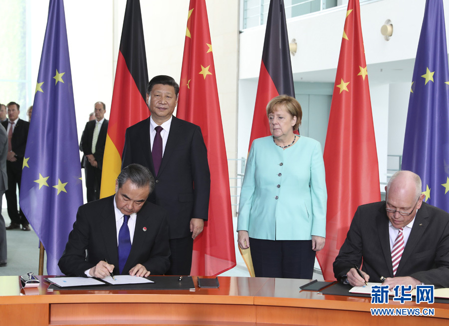 7月5日，國家主席習(xí)近平在柏林同德國總理默克爾舉行會(huì)談。會(huì)談后，兩國領(lǐng)導(dǎo)人共同見證了航天、智能制造、工業(yè)互聯(lián)網(wǎng)、數(shù)字化、第三方市場、大熊貓合作研究等領(lǐng)域多項(xiàng)雙邊合作文件的簽署。新華社記者馬占成攝