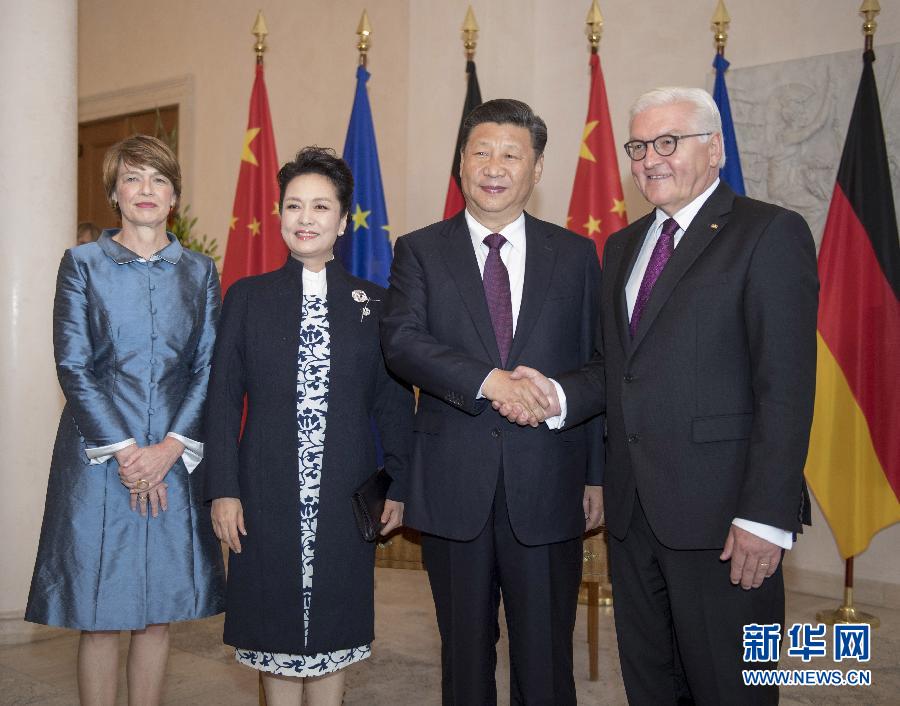 7月5日，國(guó)家主席習(xí)近平在柏林會(huì)見(jiàn)德國(guó)總統(tǒng)施泰因邁爾。會(huì)見(jiàn)前，施泰因邁爾在總統(tǒng)府花園為習(xí)近平舉行隆重歡迎儀式。這是習(xí)近平和夫人彭麗媛同施泰因邁爾夫婦合影。新華社記者 李學(xué)仁 攝