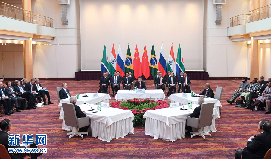 7月7日，國家主席習(xí)近平在德國漢堡主持金磚國家領(lǐng)導(dǎo)人非正式會(huì)晤，發(fā)表引導(dǎo)性講話和總結(jié)講話。南非總統(tǒng)祖馬、巴西總統(tǒng)特梅爾、俄羅斯總統(tǒng)普京、印度總理莫迪出席。新華社記者 張鐸 攝