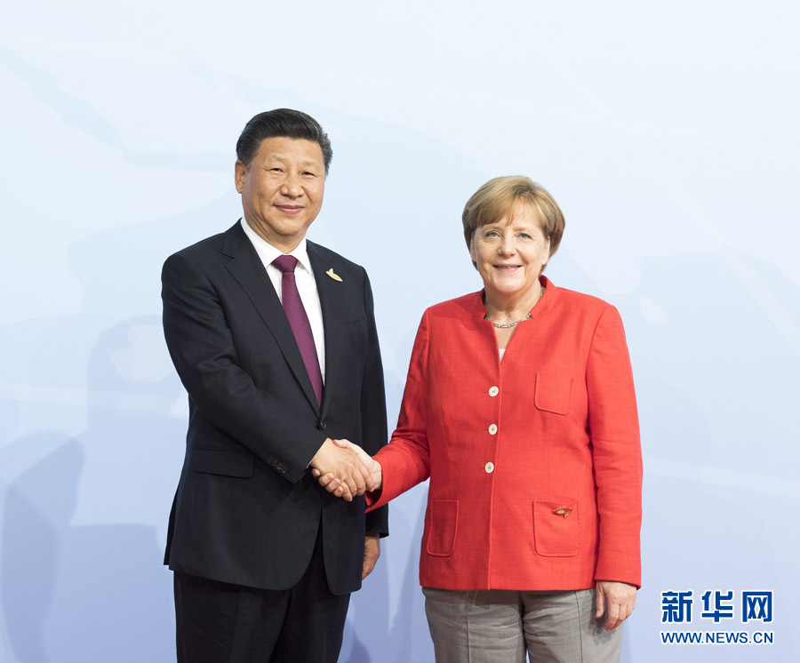 7月7日，二十國集團(tuán)領(lǐng)導(dǎo)人第十二次峰會在德國漢堡舉行。國家主席習(xí)近平出席并發(fā)表題為《堅(jiān)持開放包容　推動聯(lián)動增長》的重要講話。這是峰會開始前，習(xí)近平受到德國總理默克爾迎接。新華社記者 李學(xué)仁 攝 