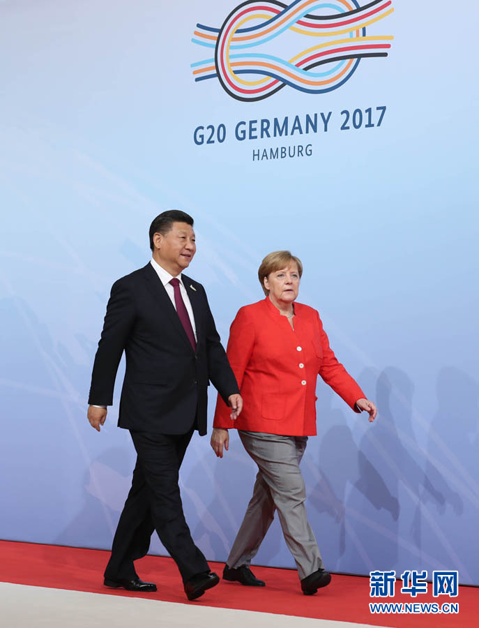7月7日，二十國集團(tuán)領(lǐng)導(dǎo)人第十二次峰會在德國漢堡舉行。國家主席習(xí)近平出席并發(fā)表題為《堅(jiān)持開放包容　推動聯(lián)動增長》的重要講話。這是峰會開始前，習(xí)近平受到德國總理默克爾迎接。新華社記者 劉衛(wèi)兵 攝 