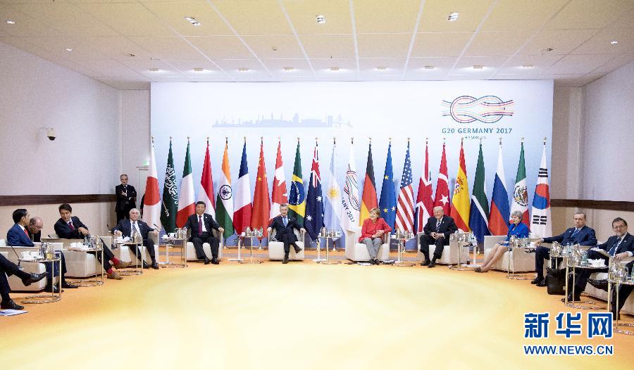 7月7日，二十國集團(tuán)領(lǐng)導(dǎo)人第十二次峰會在德國漢堡舉行。國家主席習(xí)近平出席并發(fā)表題為《堅(jiān)持開放包容　推動聯(lián)動增長》的重要講話。這是峰會前，習(xí)近平出席二十國集團(tuán)峰會領(lǐng)導(dǎo)人座談會。新華社記者 李學(xué)仁 攝 