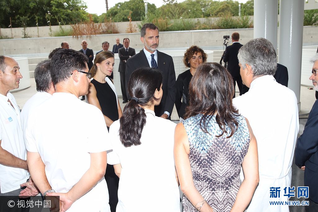 當(dāng)?shù)貢r(shí)間2017年8月19日，西班牙巴塞羅那，西班牙國(guó)王菲利普六世和萊蒂齊亞王后探望巴塞羅那恐襲案?jìng)摺?**_***BARCELONA, SPAIN - AUGUST 19:  In this handout photo provided by Casa de S.M. el Rey de Espana, King Felipe VI of Spain and Queen Letizia of Spain meets with medical staff as they arrive to visit last Thursday's terrorist attack victims at the Hospital de la Santa Creu i Sant Pau on August 19, 2017 in Barcelona, Spain. Thirteen people were killed and dozens injured in the Las Ramblas area of Barcelona when a van hit crowds on August 17.  (Photo by Casa de S.M. el Rey de Espana via Getty Images)