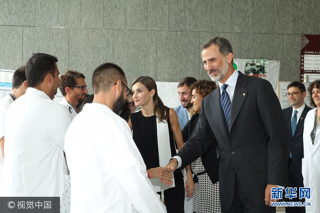 當(dāng)?shù)貢r(shí)間2017年8月19日，西班牙巴塞羅那，西班牙國(guó)王菲利普六世和萊蒂齊亞王后探望巴塞羅那恐襲案?jìng)摺?**_***BARCELONA, SPAIN - AUGUST 19:  In this handout photo provided by Casa de S.M. el Rey de Espana, King Felipe VI of Spain and Queen Letizia of Spain meets with medical staff as they arrive to visit last Thursday's terrorist attack victims at the Hospital de la Santa Creu i Sant Pau on August 19, 2017 in Barcelona, Spain. Thirteen people were killed and dozens injured in the Las Ramblas area of Barcelona when a van hit crowds on August 17.  (Photo by Casa de S.M. el Rey de Espana via Getty Images)