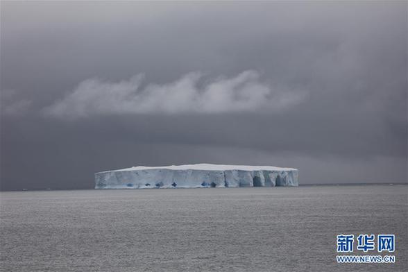 （圖文互動）（2）專訪：在南極，最美的藍冰可能通向死亡&mdash;&mdash;中國南極科考隊員講述&ldquo;冰縫驚魂記&rdquo;