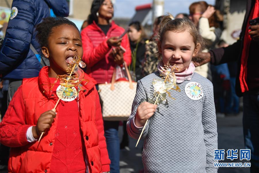 （社會）（2）外國友人在中國鄉(xiāng)村體驗(yàn)民俗