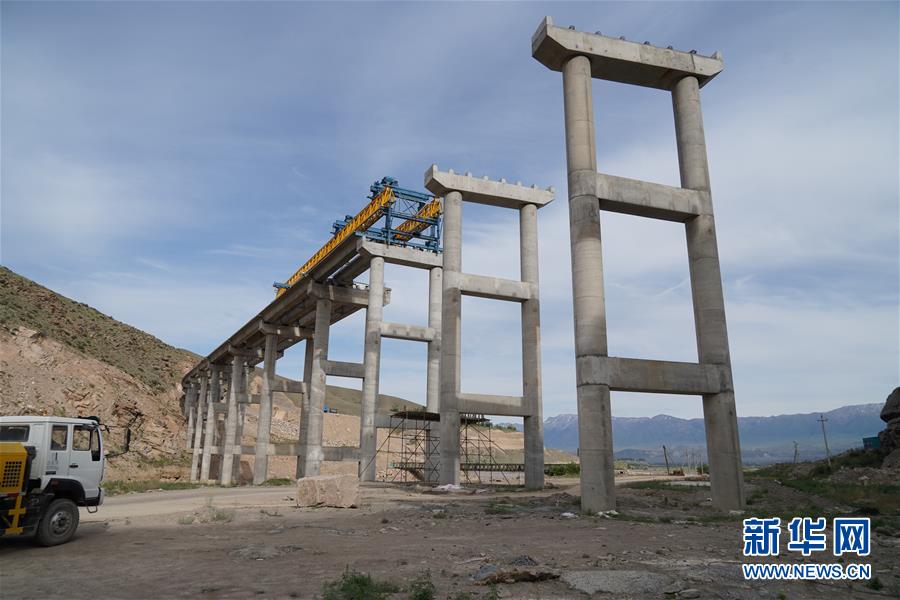 (習(xí)近平出訪配合稿·圖文互動)(4)通訊:雪山腳下有條“中國路”