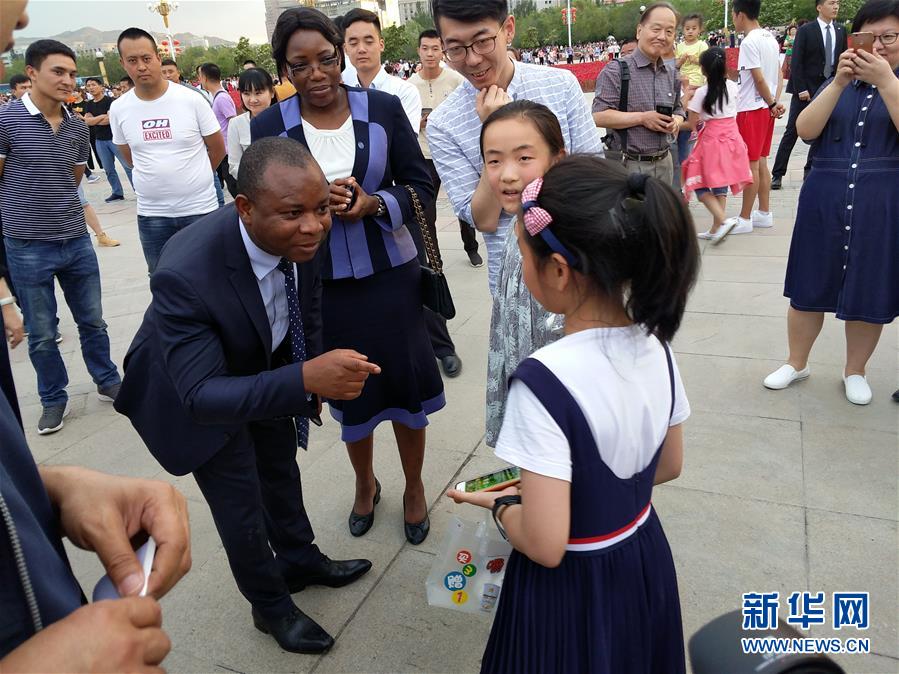 （圖文互動）（3）多國駐日內瓦外交官走訪新疆稱贊經濟發(fā)展社會和諧