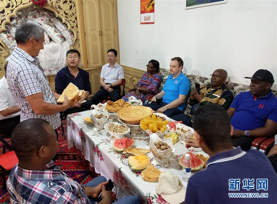 （圖文互動）（5）多國駐日內瓦外交官走訪新疆稱贊經濟發(fā)展社會和諧