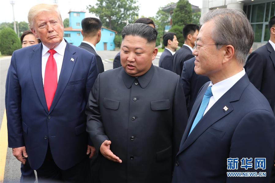 (國際)(3)朝美領(lǐng)導(dǎo)人在板門店會面