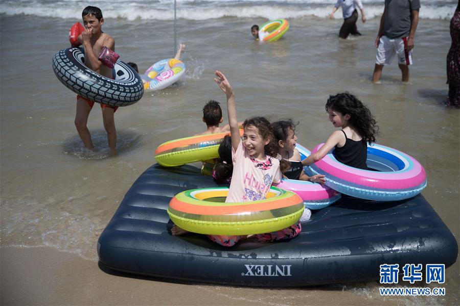 （國(guó)際&middot;圖文互動(dòng)）（2）特寫(xiě)：穿過(guò)檢查站去看海