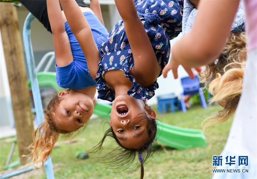 (國際·圖文互動)(3)中國援建“你好”學(xué)校 圓庫克群島孩子夢