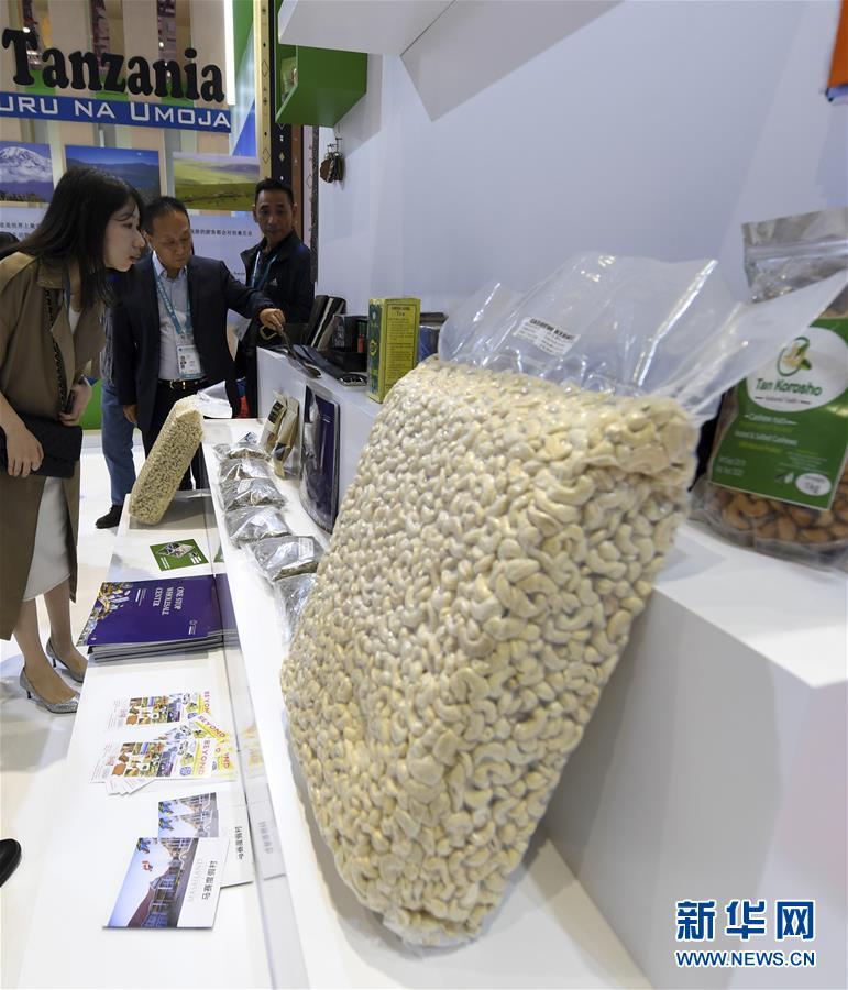 (新華全媒頭條·圖文互動)(6)大江奔騰勢如虹——習(xí)近平主席出席第二屆中國國際進(jìn)口博覽會紀(jì)實(shí)