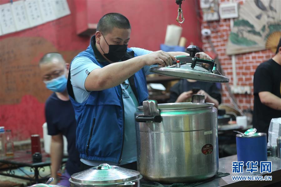 (國(guó)際疫情 ·圖文互動(dòng))(1)通訊:加德滿都中國(guó)人奉獻(xiàn)的“愛(ài)心便當(dāng)”