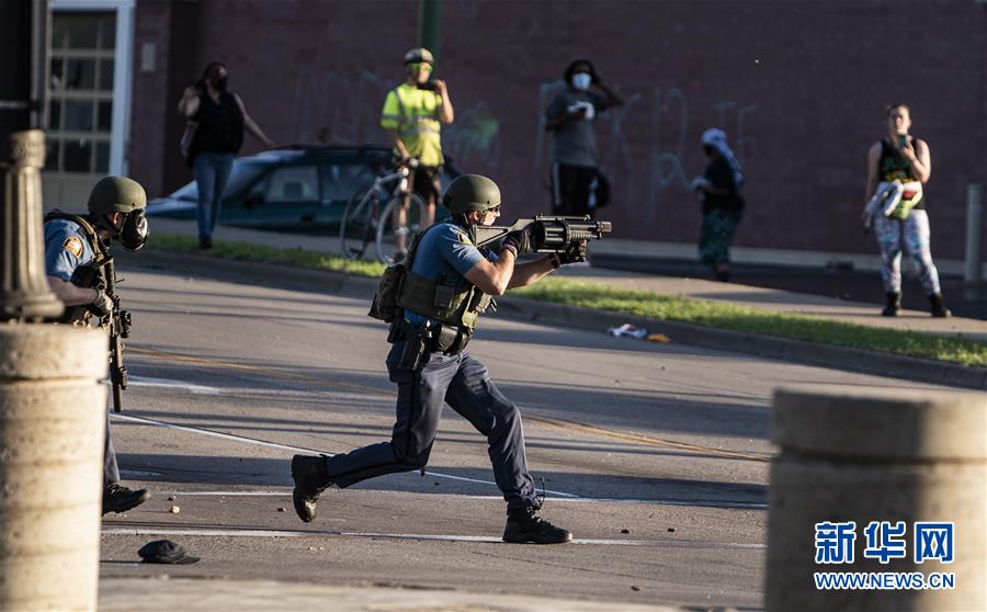 （國際）（1）美國警察執(zhí)法動作不當(dāng)致一名非裔男子死亡 引發(fā)大規(guī)?？棺h