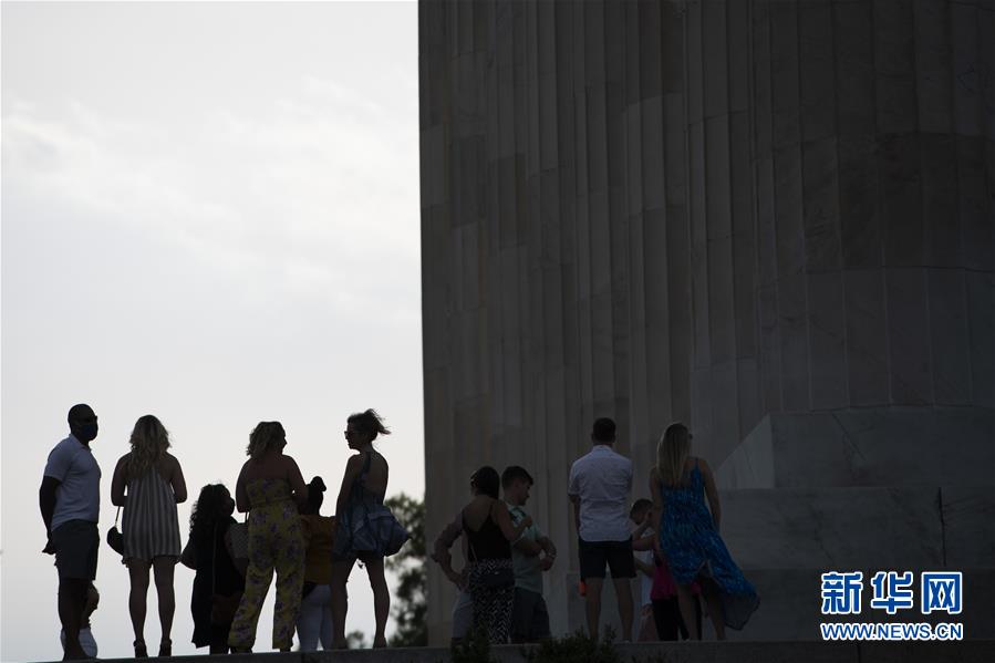 (國(guó)際疫情)(4)美國(guó)單日新增病例數(shù)超4萬(wàn) 近期病例年輕人居多