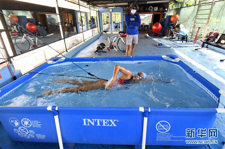 (全球抗疫進行時·圖文互動)(4)屋頂上的訓(xùn)練場——古巴鐵人三項運動員疫情下居家訓(xùn)練備戰(zhàn)奧運會