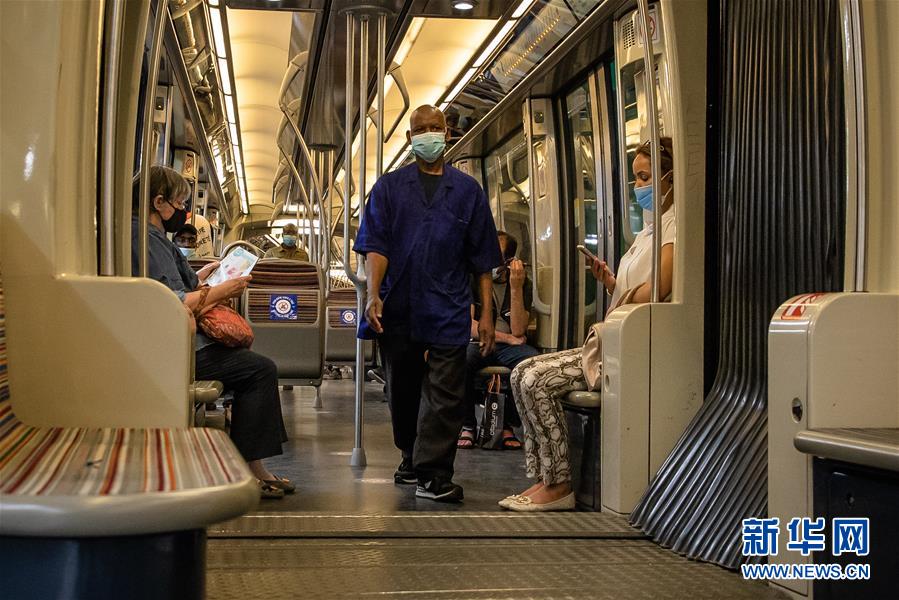 (國(guó)際疫情)(1)法國(guó)開始執(zhí)行封閉公共場(chǎng)所強(qiáng)制戴口罩法令