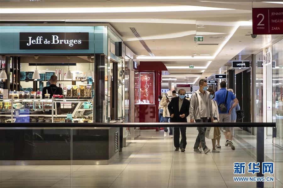 (國(guó)際疫情)(4)法國(guó)開始執(zhí)行封閉公共場(chǎng)所強(qiáng)制戴口罩法令