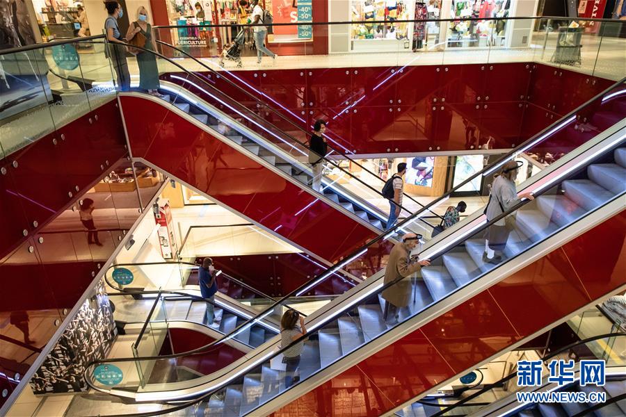 (國(guó)際疫情)(6)法國(guó)開始執(zhí)行封閉公共場(chǎng)所強(qiáng)制戴口罩法令