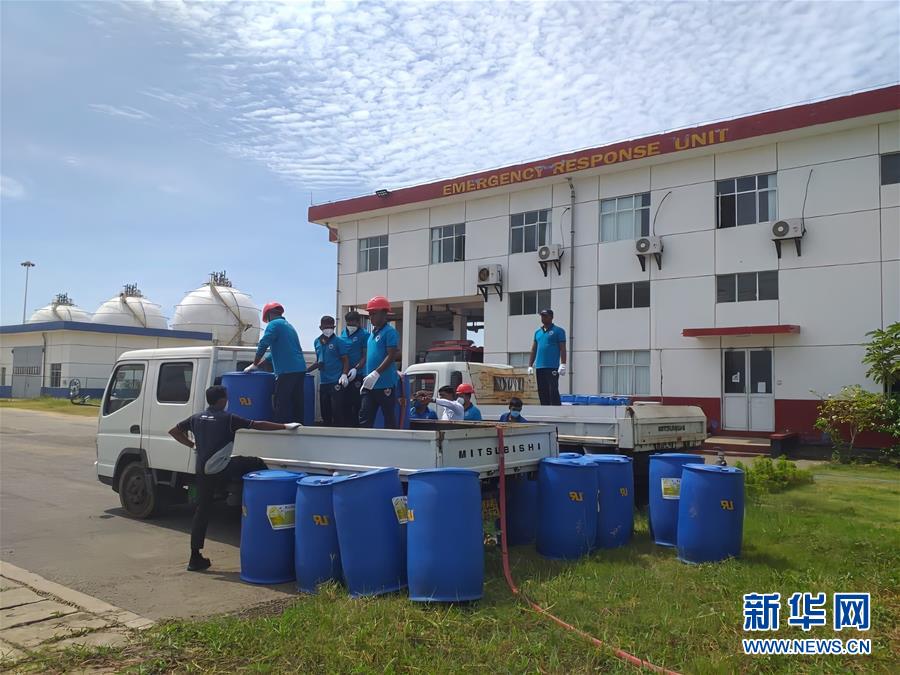 (國(guó)際·圖文互動(dòng))(2)在斯里蘭卡中國(guó)專家和中資企業(yè)助力油輪滅火