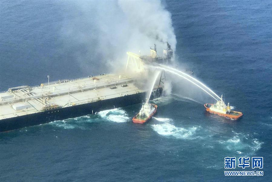 (國(guó)際·圖文互動(dòng))(7)在斯里蘭卡中國(guó)專家和中資企業(yè)助力油輪滅火