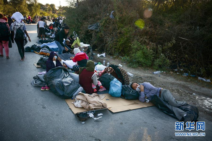 (國(guó)際)(2)希臘最大難民營(yíng)發(fā)生火災(zāi) 數(shù)千人逃離