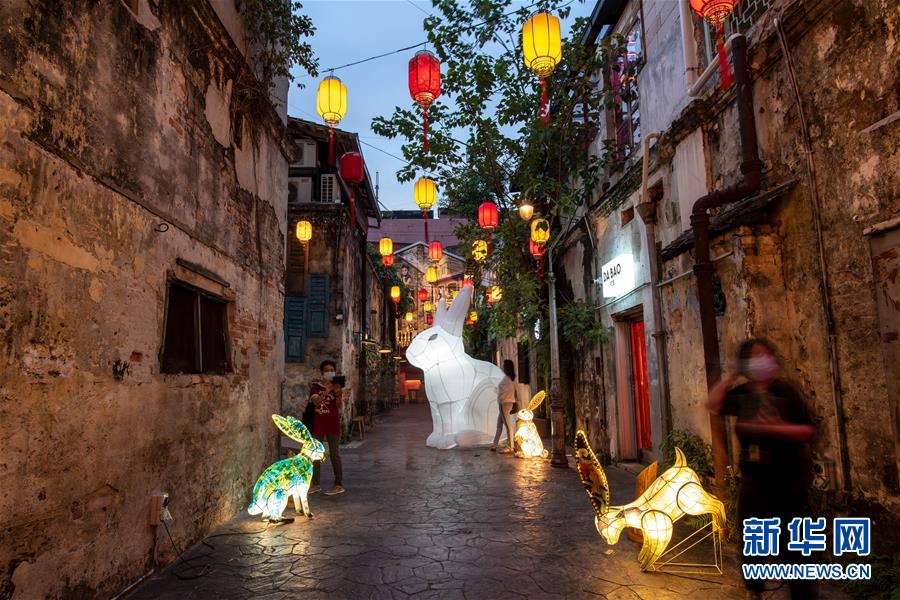 (國(guó)際·圖文互動(dòng))(4)玉兔花燈映照吉隆坡月夜