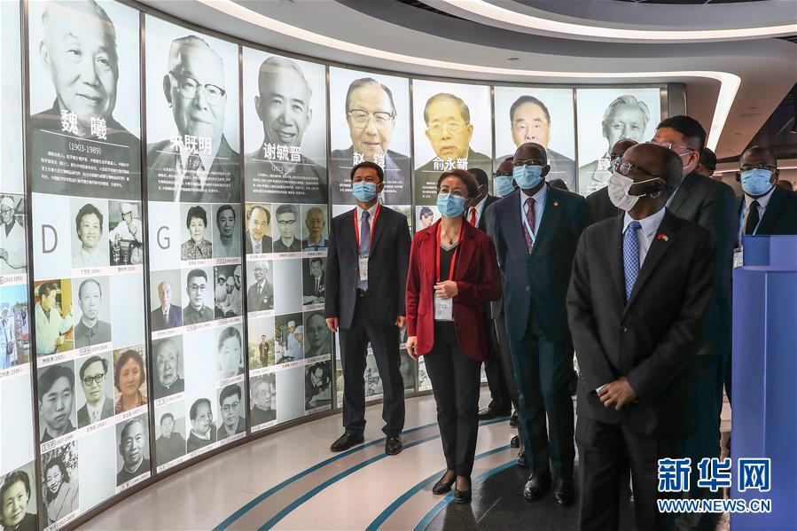 （圖文互動）（7）&ldquo;中國承諾從不落空&rdquo;&mdash;&mdash;記非洲使節(jié)參觀國藥集團了解新冠疫苗研發(fā)