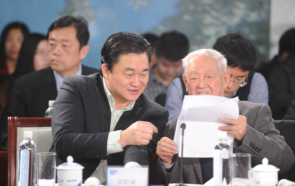 新華網(wǎng)董事長、總裁田舒斌與軍事科學院原副院長糜振玉在現(xiàn)場交流