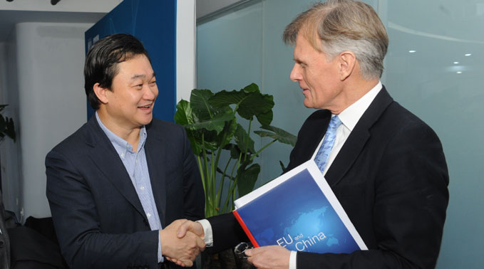 新華網(wǎng)董事長、總裁田舒斌會(huì)見丹麥駐華大使裴德盛