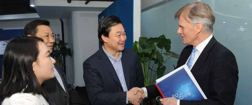 新華網(wǎng)董事長、總裁田舒斌會(huì)見丹麥駐華大使裴德盛