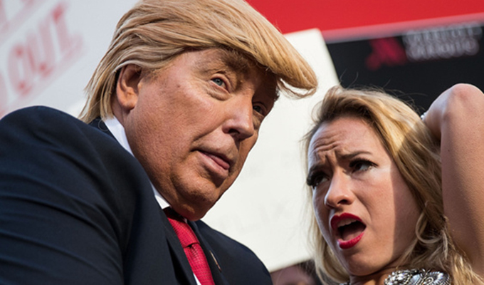 藝術(shù)家策劃山寨&ldquo;特朗普&rdquo;紐約招搖引圍觀