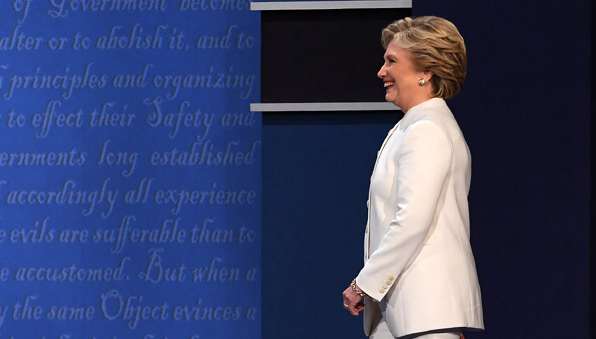 &ldquo;郵件門(mén)&rdquo;發(fā)酵：希拉里的&ldquo;水門(mén)丑聞&rdquo;還是FBI非法干政？