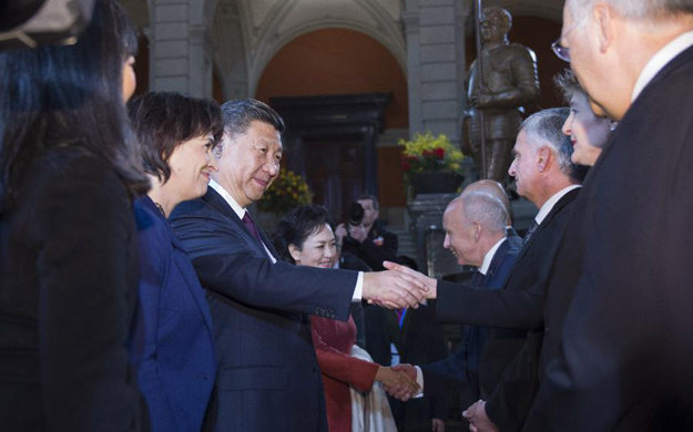 習近平出席瑞士聯(lián)邦委員會全體委員舉行的迎接儀式