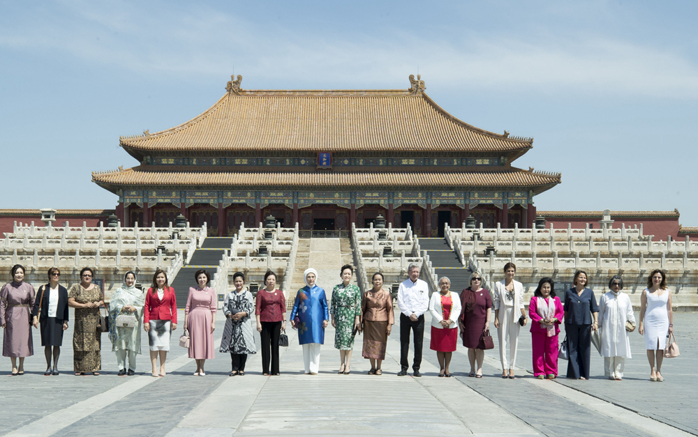 彭麗媛邀請(qǐng)出席&ldquo;一帶一路&rdquo;國(guó)際合作高峰論壇外方團(tuán)長(zhǎng)配偶參觀故宮博物院