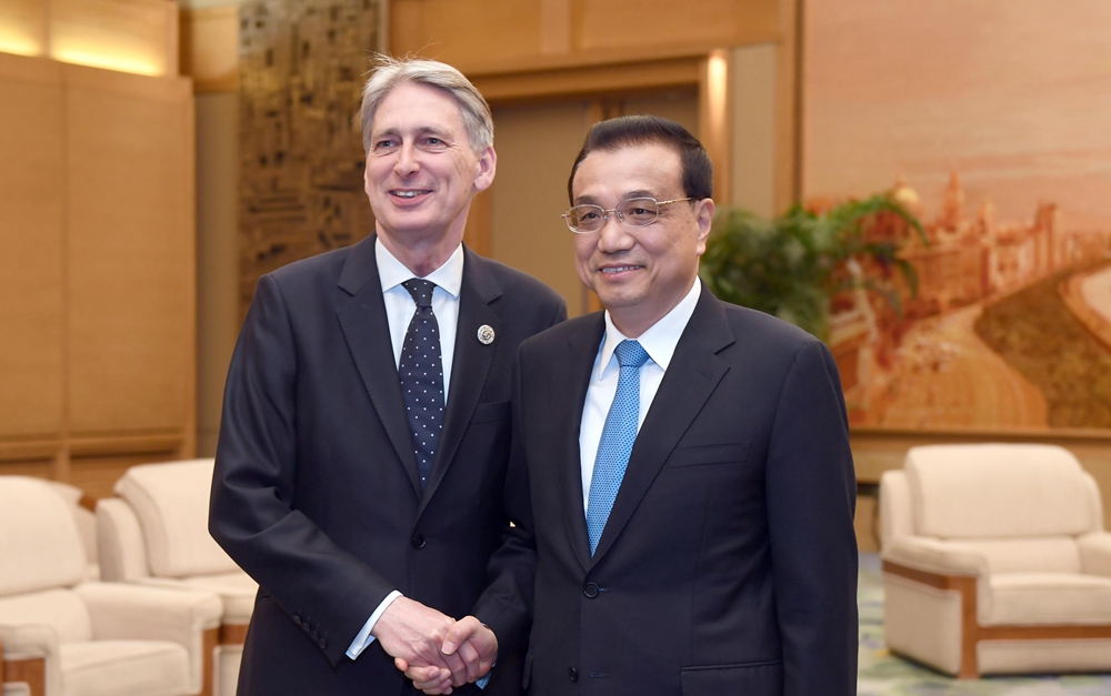 李克強(qiáng)會(huì)見(jiàn)英國(guó)首相特使、財(cái)政大臣哈蒙德