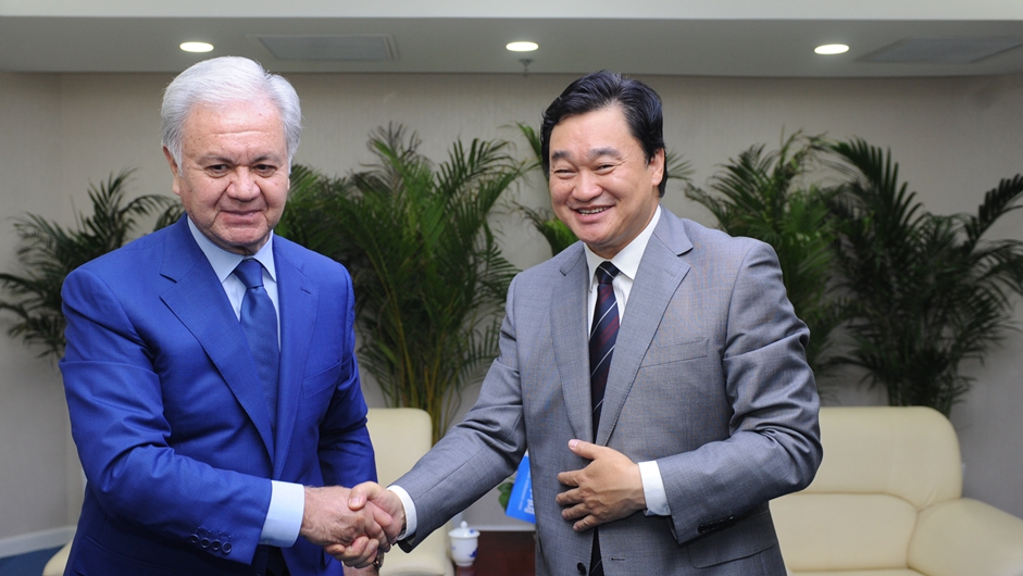 新華網(wǎng)董事長、總裁田舒斌與上海合作組織秘書長阿利莫夫親切握手