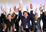 安倍晉三出席自民黨年會 再次為&ldquo;地價(jià)門&rdquo;鞠躬道歉