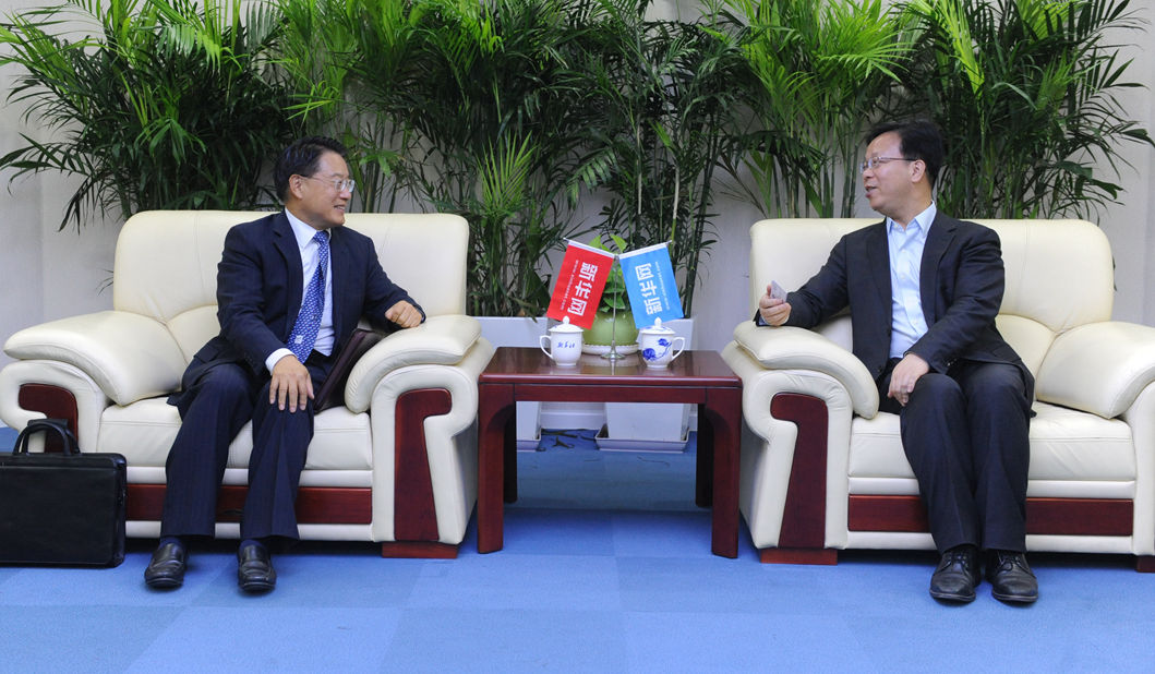 新華網(wǎng)黨委常委、副總編輯劉加文在訪談前會見李勇