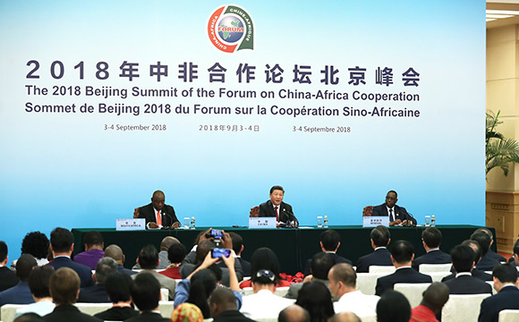 習(xí)近平同拉馬福薩、薩勒共同會(huì)見(jiàn)記者